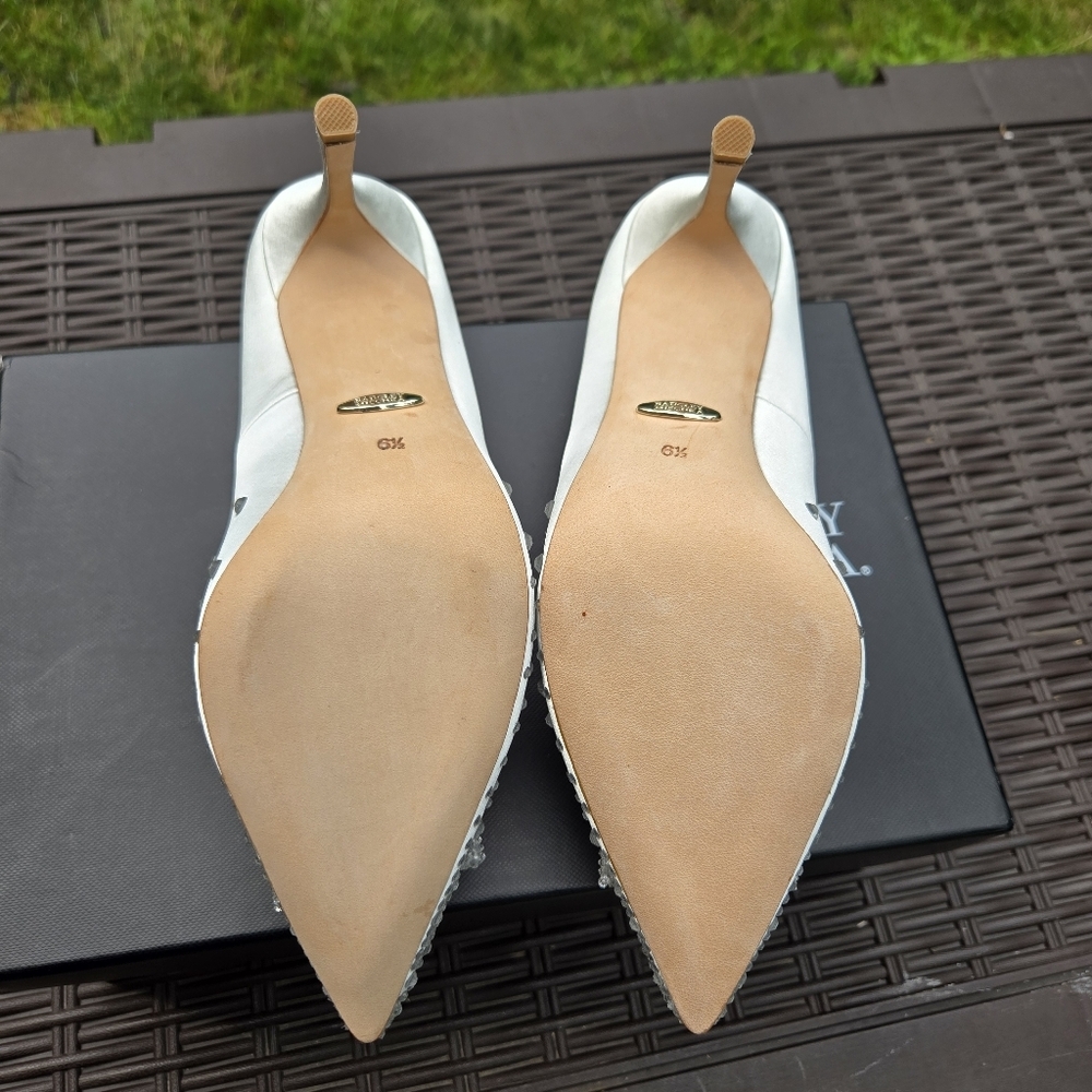 Badgley Mischka Halo White Flower Crystal Embellished Pointed Toe Heels NEW - Picture 7 of 14